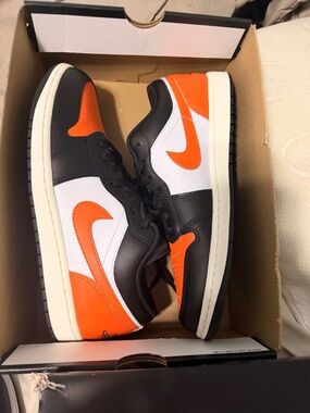 Nike Low-Top Sneakers in Black, White & Orange